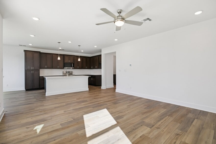 Building Photo - 1104 Yaupon Holly Dr