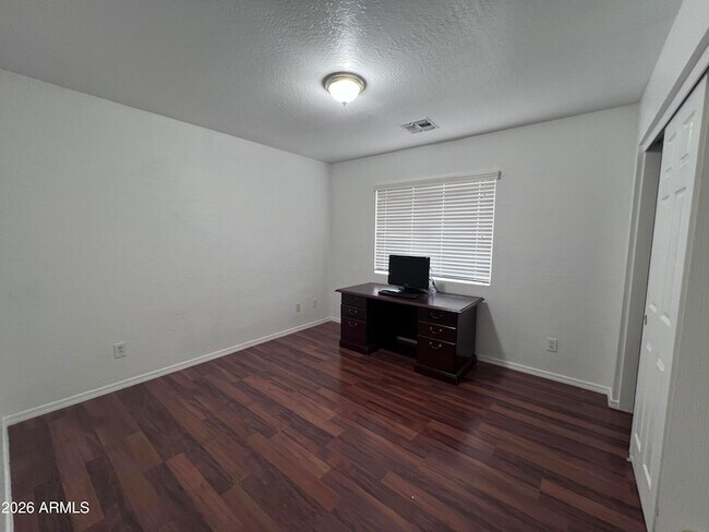 Building Photo - 218 E Sunburst Ln