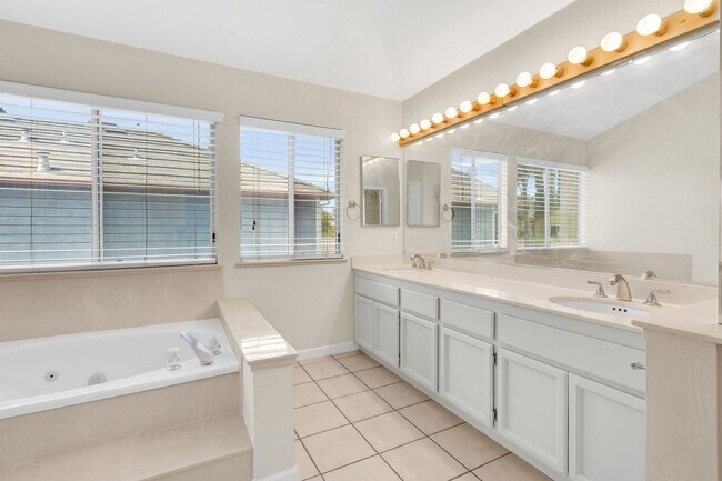 Building Photo - 880 Woodsong Ln