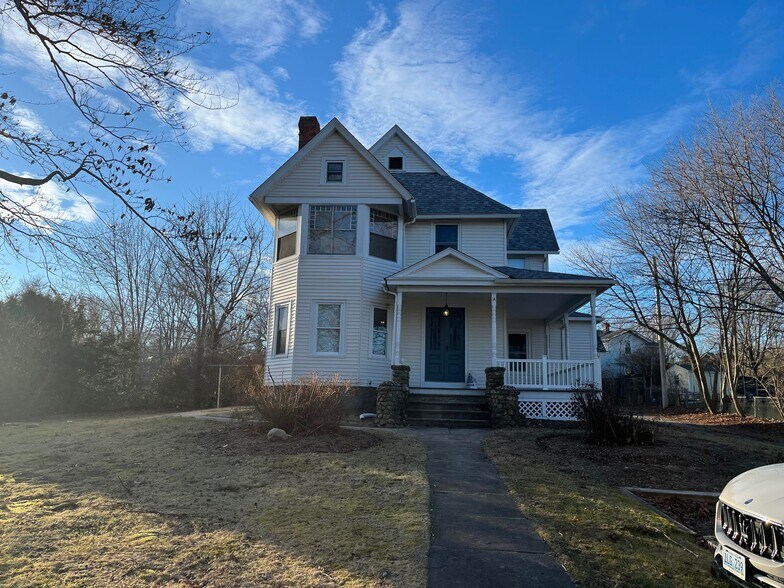 I have a Yearly 2 bed/1 bath second floor apt in Wakefield available in September/October. $2200/mon - 14 Uncle Sams Ln