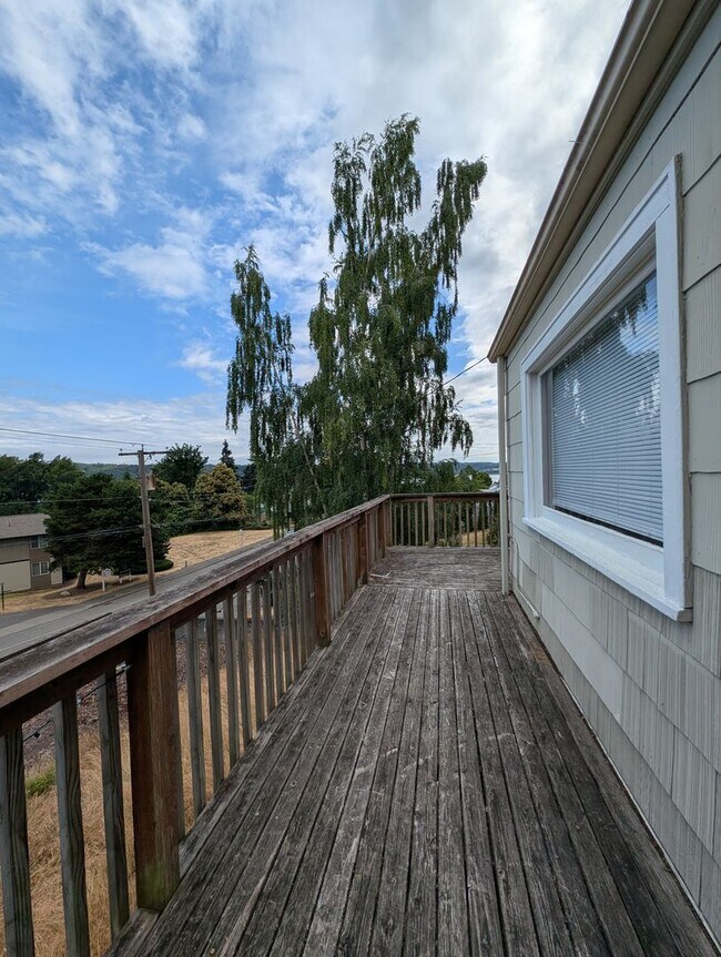 Building Photo - Manette View Apartment For Rent! Will Not Last Long! Available Now!