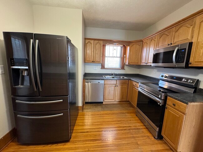 Building Photo - 1002 B St