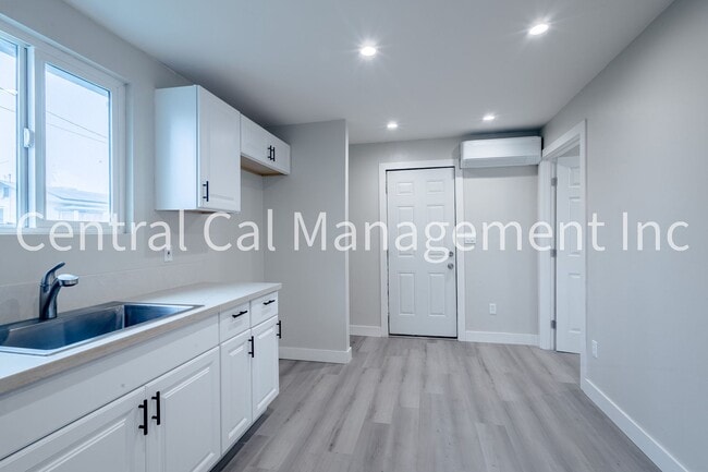 Building Photo - 341 Laurel Ave