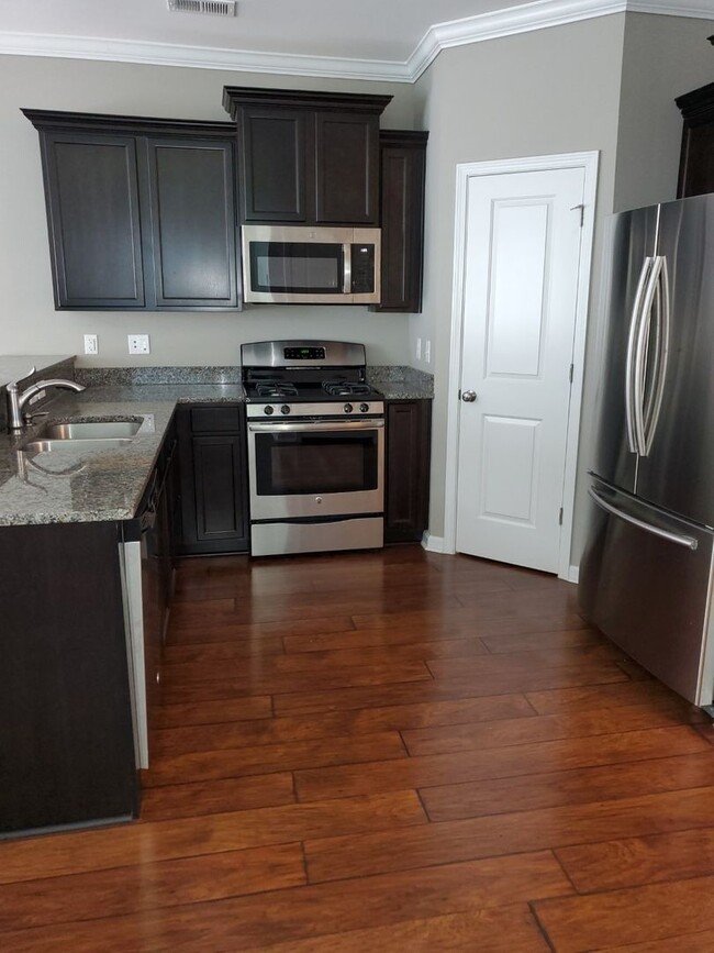 Building Photo - Beautiful 3 Bedroom 2.5 Bath Home Brooklan...
