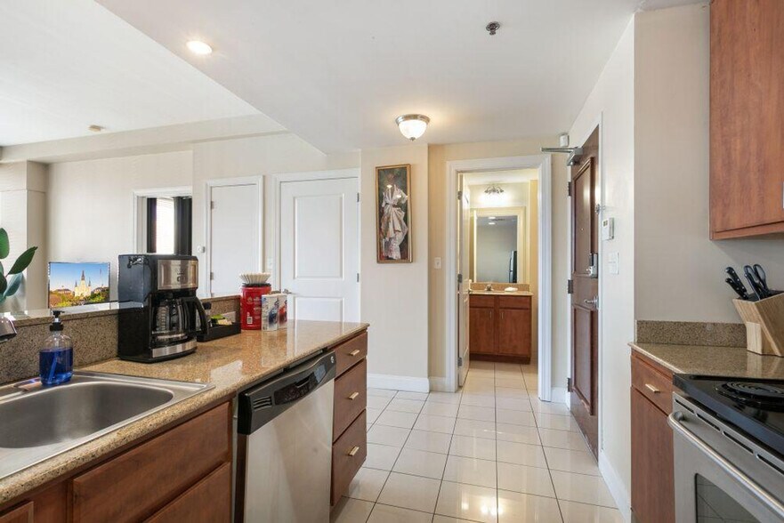 Building Photo - 925 Common St