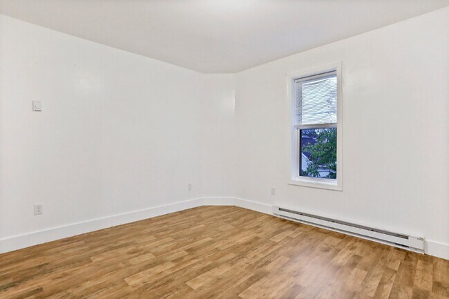 Building Photo - Welcome home to this newly renovated 2 bedroom top floor apartment