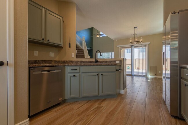 Building Photo - 3 Bedroom 2.5 Bathroom