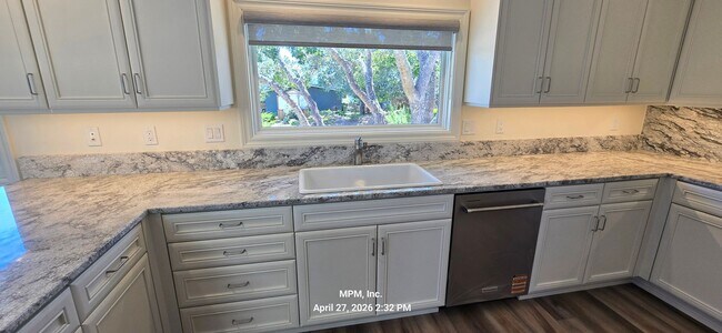 Building Photo - large custom home with peek a boo ocean views
