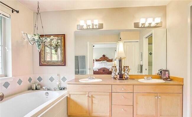 Building Photo - Stylish Upgraded Townhome Near Redmond Town Center & Sammamish Trail