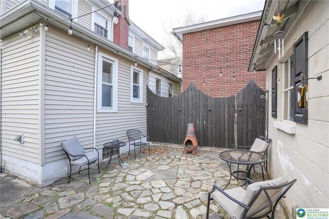 Building Photo - 628 Coal St