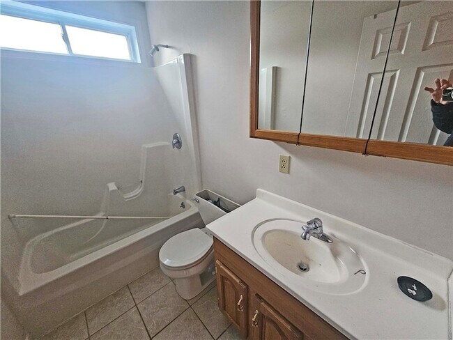 Building Photo - 118 Main St