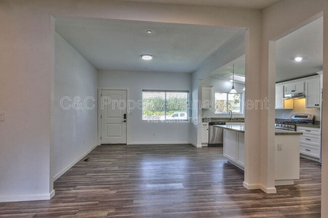 Building Photo - 419 Watson St