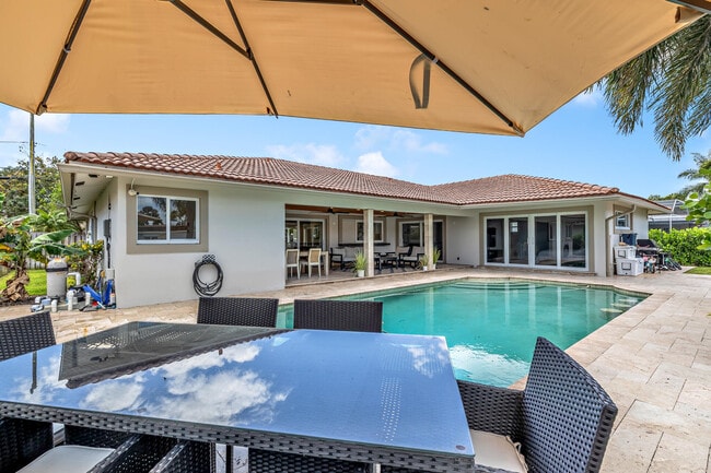 Building Photo - 2471 NE 46th St