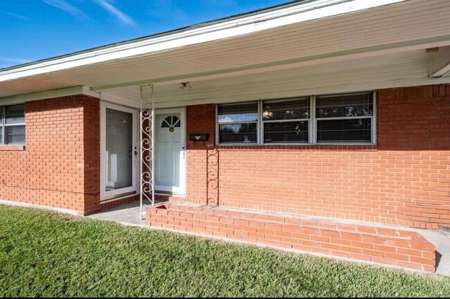 Building Photo - 1908 Peachwood Dr