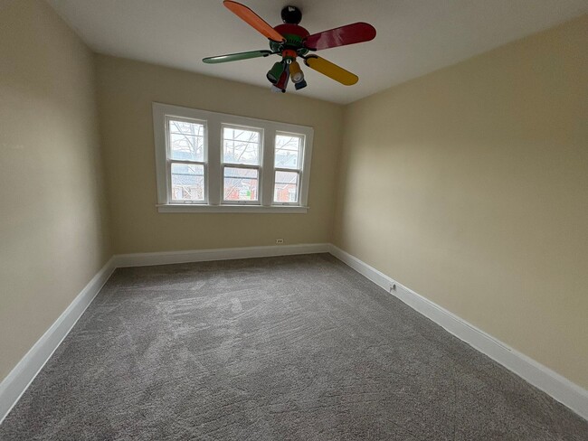 Building Photo - 11110 Vernon Ave