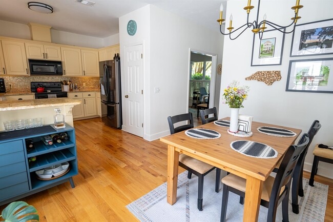 Building Photo - 3156 Iberville Way