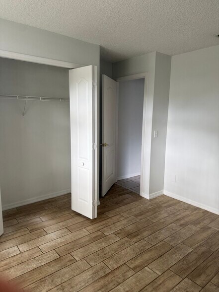 Building Photo - 4400 Venice Dr