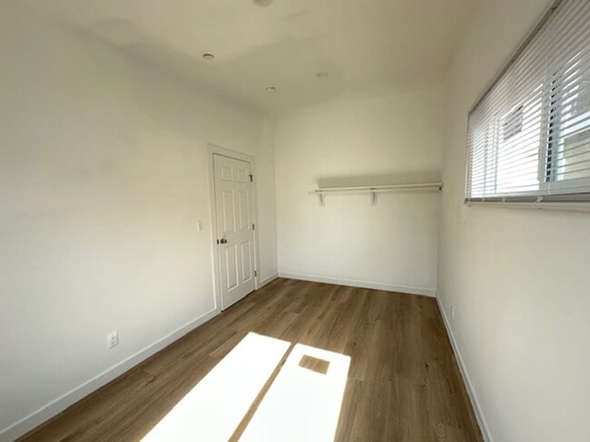 Building Photo - Looking for comfort, privacy, and modern l...
