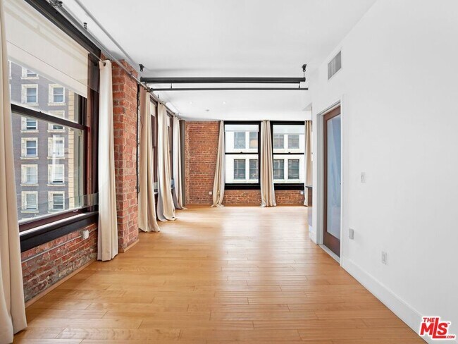 Building Photo - 460 S Spring St