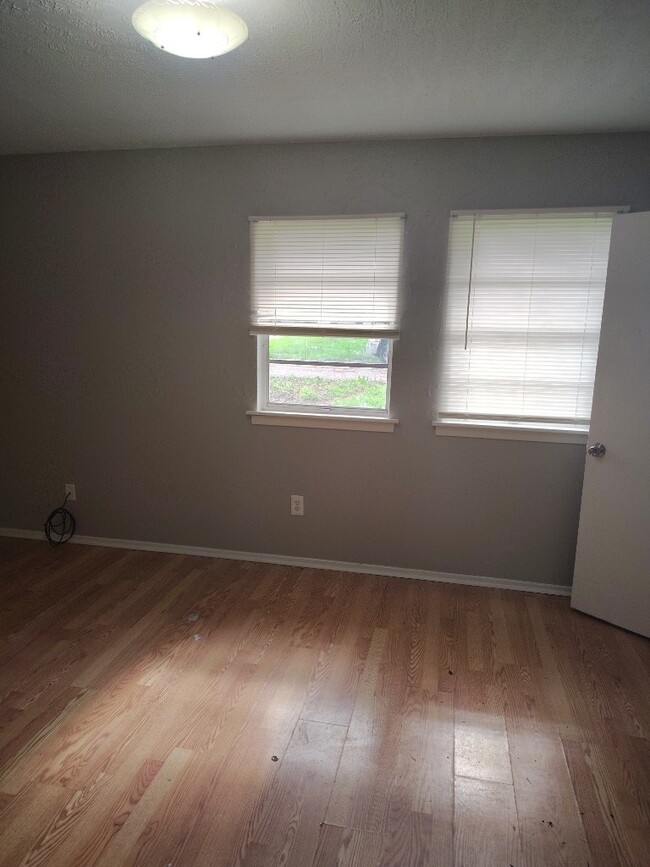Building Photo - 130 E Woodcrest Dr