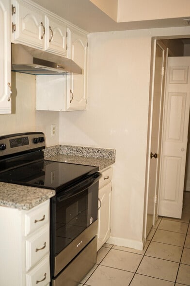 Building Photo - Room in House on Corona Dr