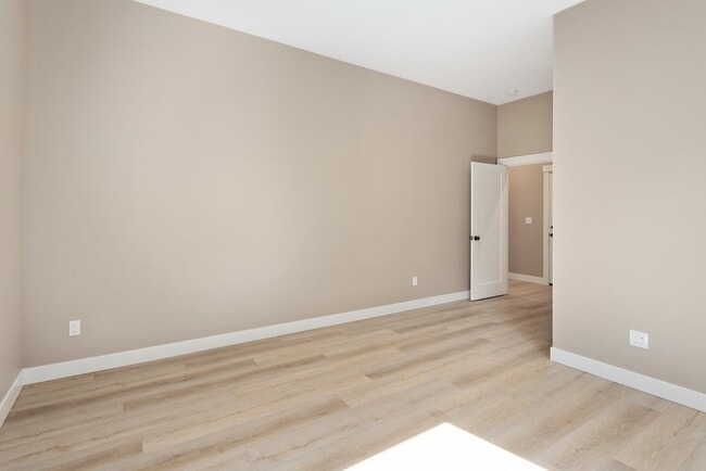 Building Photo - Beautiful 2 bedroom Home Over Looking Lake...