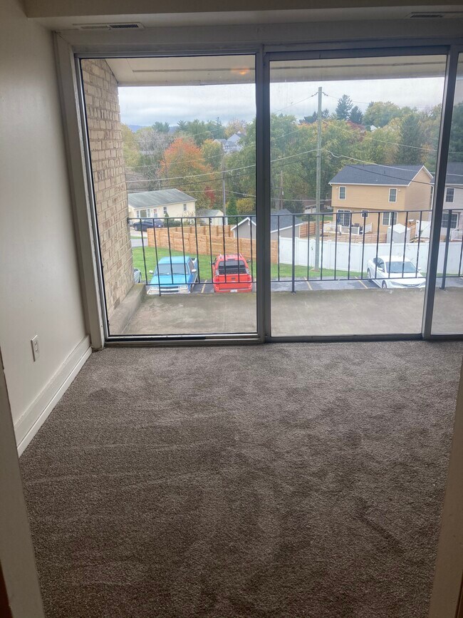 Dining Area - 620 6th Ave