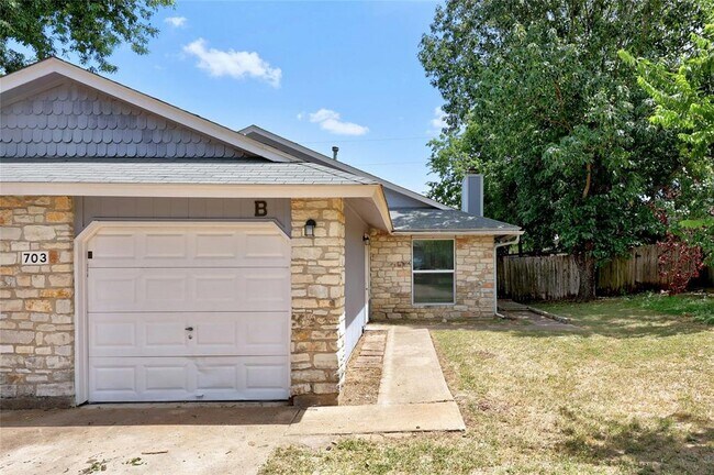 Building Photo - 703 Country Aire Dr