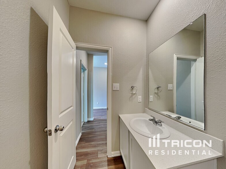 Building Photo - 1073 N Churchill Dr