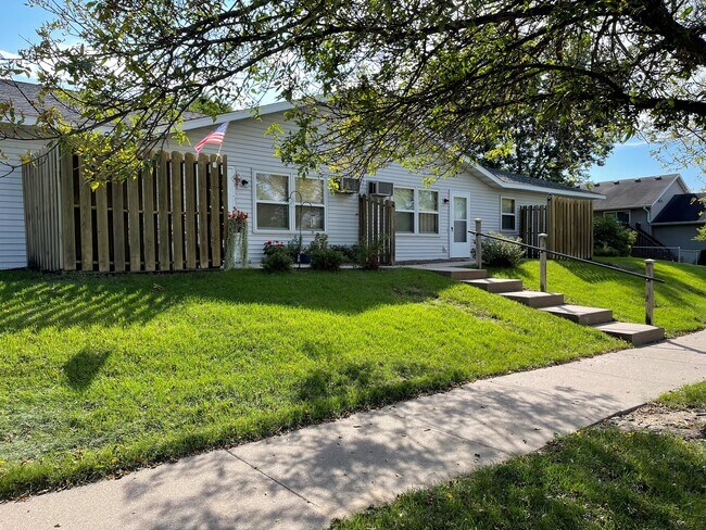 Building Photo - 3413 Oak Knoll Dr