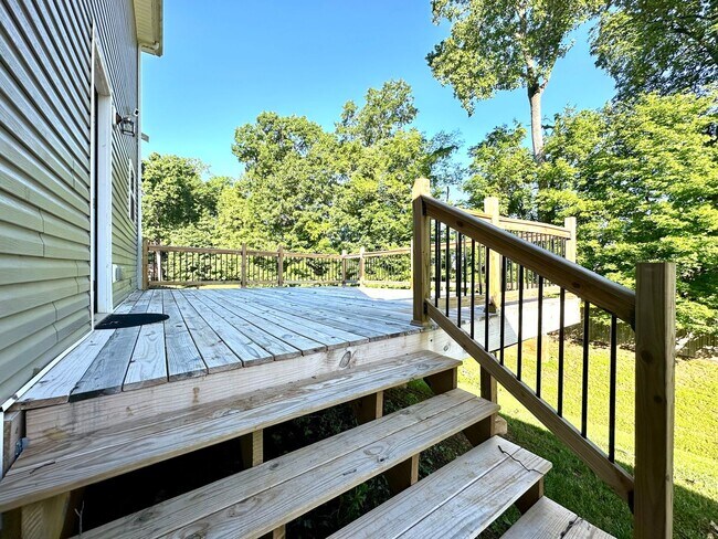 Building Photo - Spacious 3-Bedroom Home with Fenced Yard & Garage!