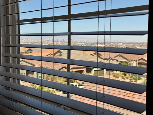 Building Photo - Spacious Three Story 3 Bed 3.5 Bath Smarth...