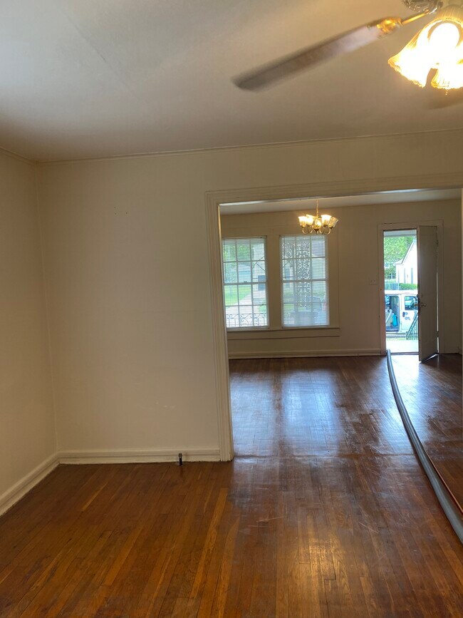 Building Photo - 130 E Elmwood St