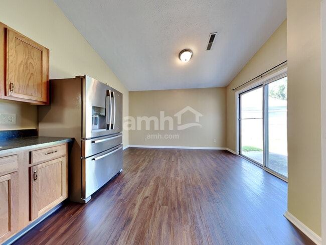 Building Photo - 818 Somerset Ct