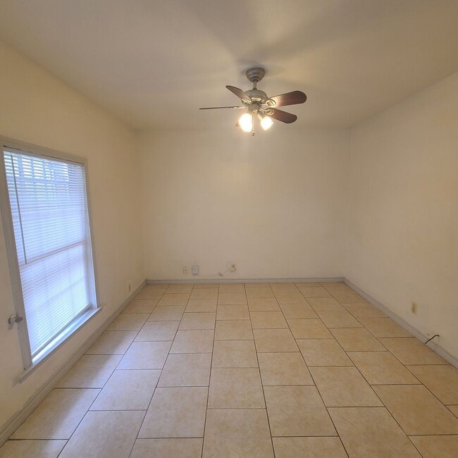 Building Photo - Spacious 2 BR/2.5 bath townhome near the Medical Center w/a fenced in yard!