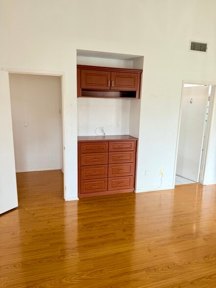 master bed front - 6031 Lindley Ave