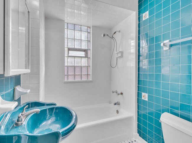 Building Photo - 2516 N Keeler Ave