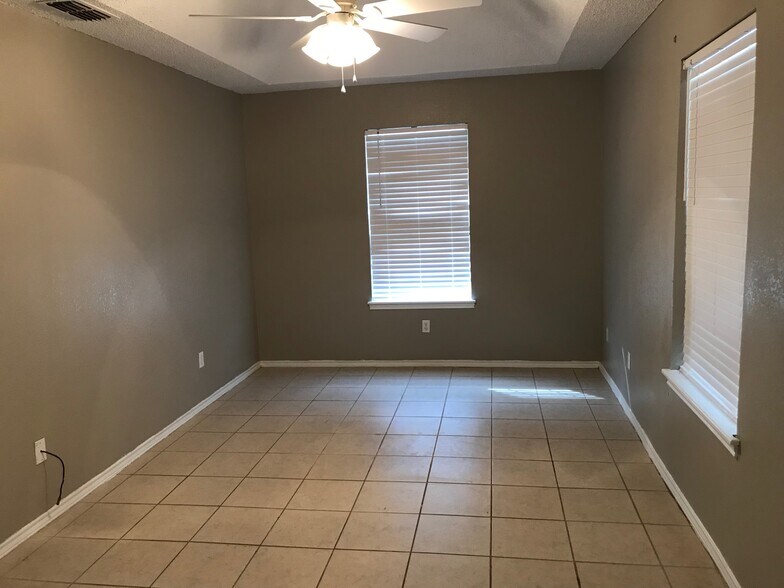 2 Large Bedrooms - 1801 Lexington Circle