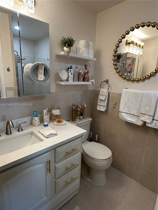 Building Photo - 323 Burgundy G