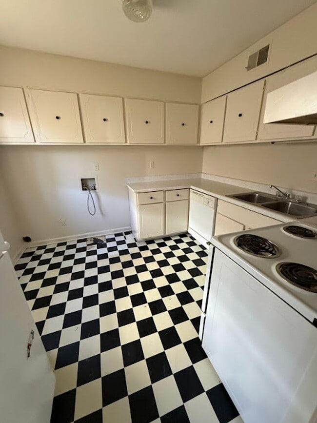 Building Photo - 497-497 Dickinson St