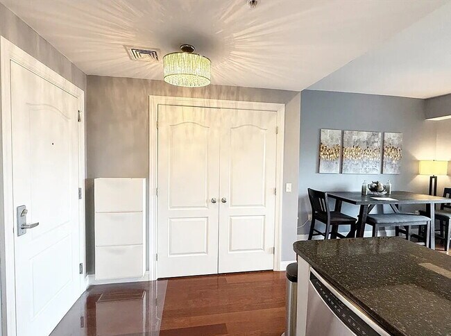 Building Photo - Sophisticated Space Designed for Comfort