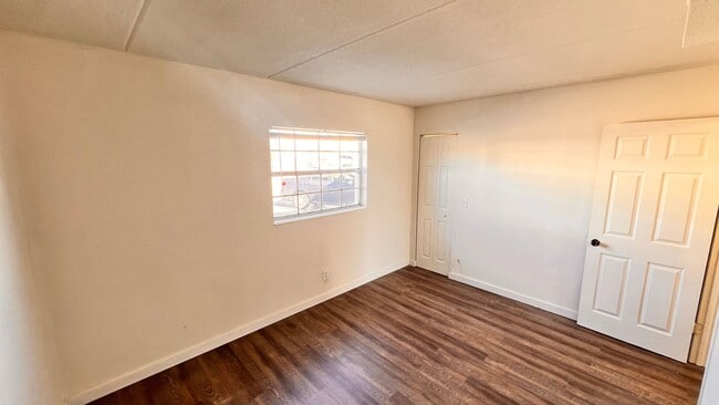 Building Photo - Fresh Paint, New Floors, 2/1 Available NOW