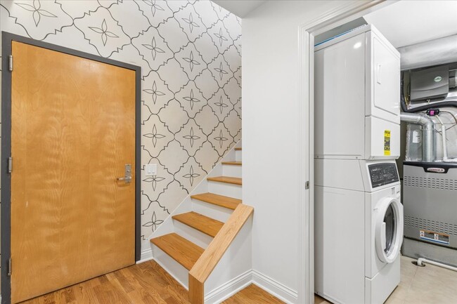 Building Photo - 1140 W Cornelia Ave