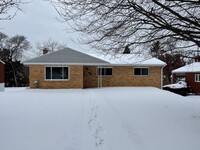 Building Photo - Remodeled 3 bedroom home in Bethel Park!