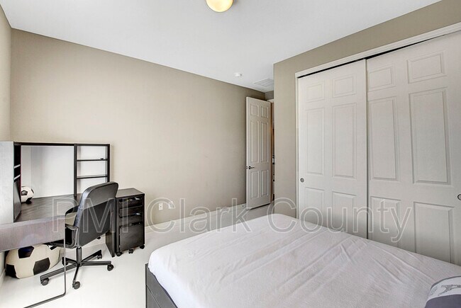 Building Photo - 320 Oakrun Ct