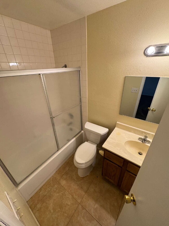 Building Photo - 2 bedroom 2 bath Single Story located in H...