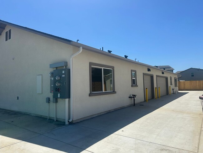 Building Photo - Wood Ranch Duplex 519