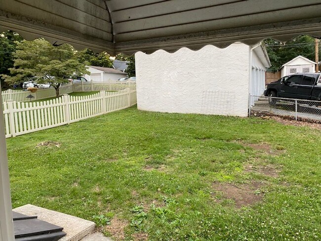 Building Photo - Student Rental next to WCU Campus | 3 Bed Single Family Home w/ Covered Front Porch, Yard & Basem...