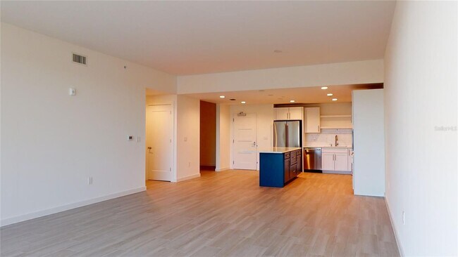 Building Photo - 920 N Osceola Ave