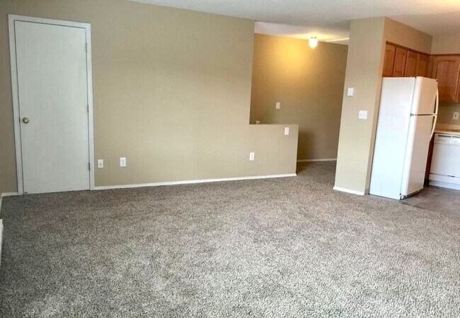 Building Photo - Spacious Top Floor One Bedroom w/ Open Flo...